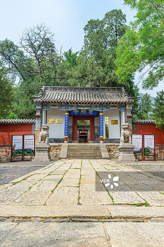 中国山东省泰安市泰山旅游风景区著名景点，普照寺寺庙的石狮子雕刻物纪念碑，户外白昼无人图像摄影图片素材