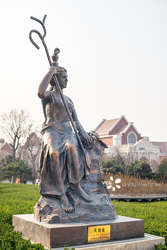 中国露台花园景观设计拍摄主题，欧式风格广场上十二星座天蝎座雕像，户外白昼雕像图像摄影图片素材