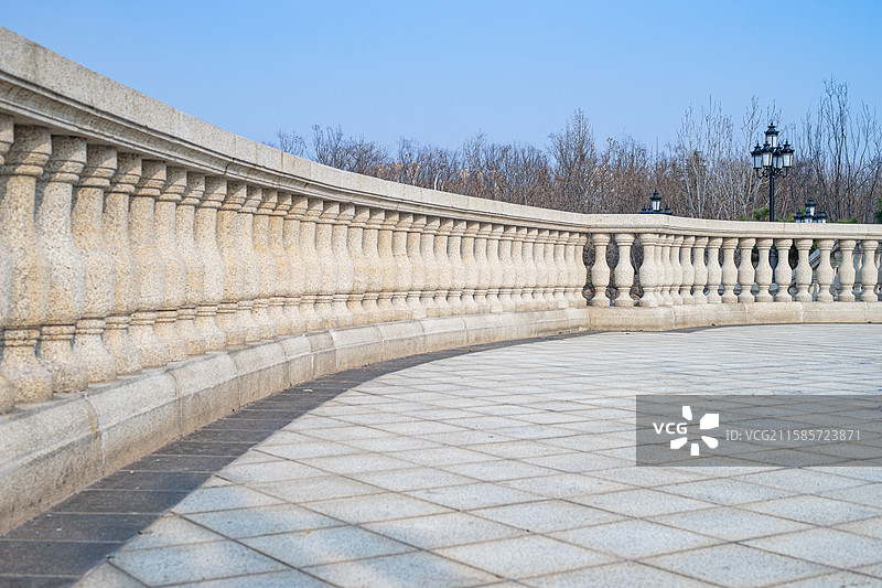 中国城市公园拍摄主题，露台花园里大理石石材欧式复古风格步行道路和大理石地面，户外白昼无人图像摄影图片素材