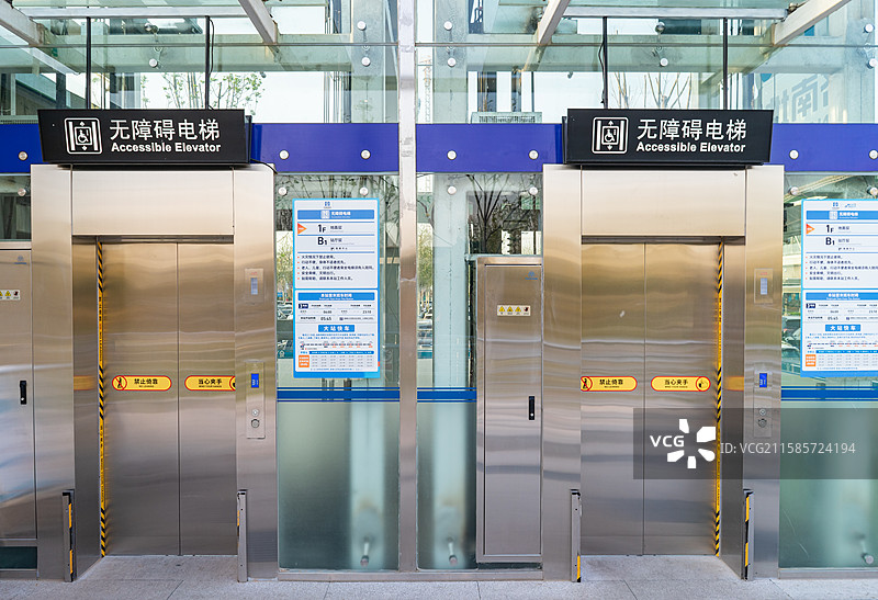 中国济南遥墙机场航站楼值机登机大厅候机室无障碍直梯前往大厅，户外白昼无人图像摄影图片素材