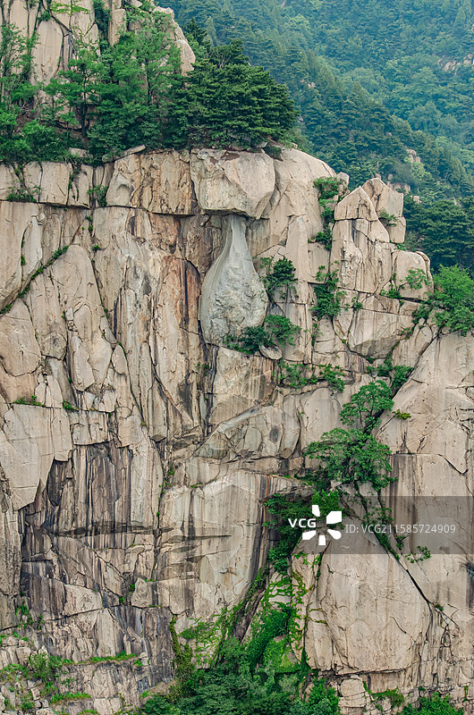 中国自然风光拍摄主题，山东泰安泰山扇子崖风景区，陡峭的悬崖上块状的岩石，户外白昼无人图像摄影图片素材