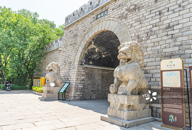 中国5A级旅游景区拍摄主题，山东省济南市大明湖北门公园入口检票的大门，户外白昼无人图像摄影图片素材