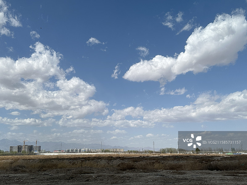 蓝天下的田野风景图片素材