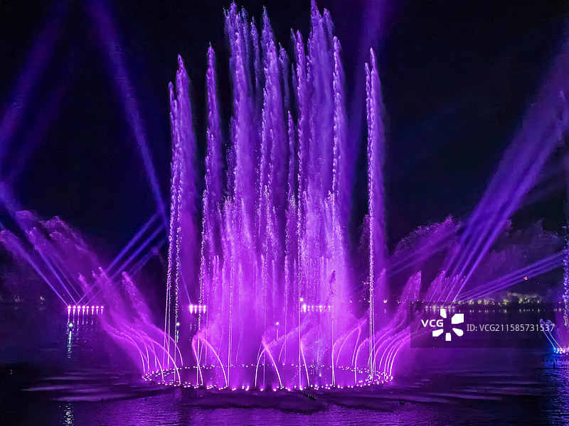 紫焰水舞·唐山南湖公园音乐喷泉表演图片素材