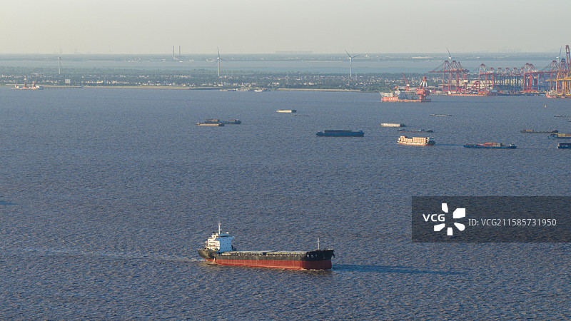 海上航行船舶的高角度视图图片素材