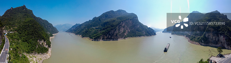 宜昌牛肝马肺峡全景风景：长江峡谷间轮船航行，山水山脉呈现自然景观与航运画面图片素材