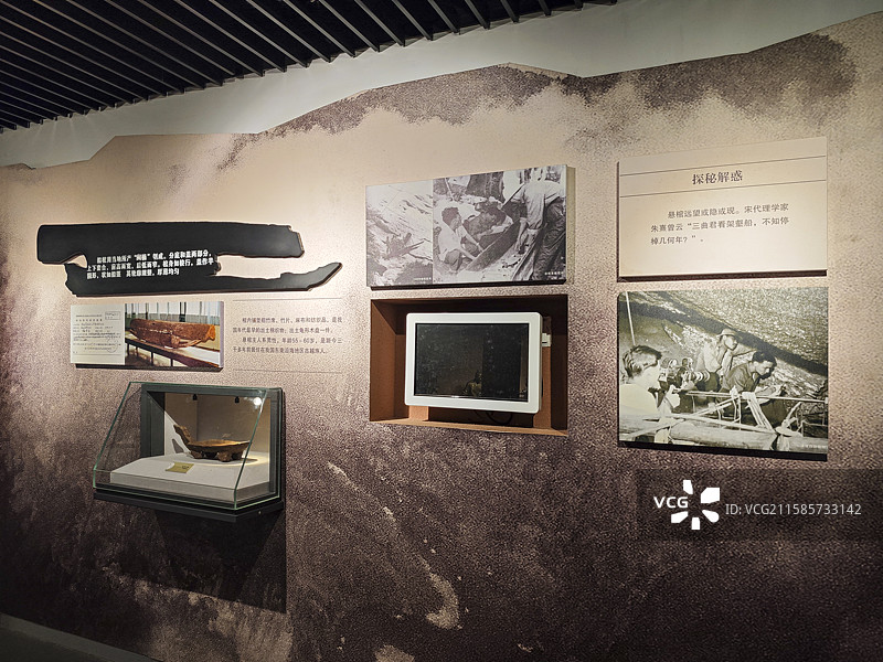 福建南平武夷山博物馆九曲溪悬崖上的船棺说明图片素材