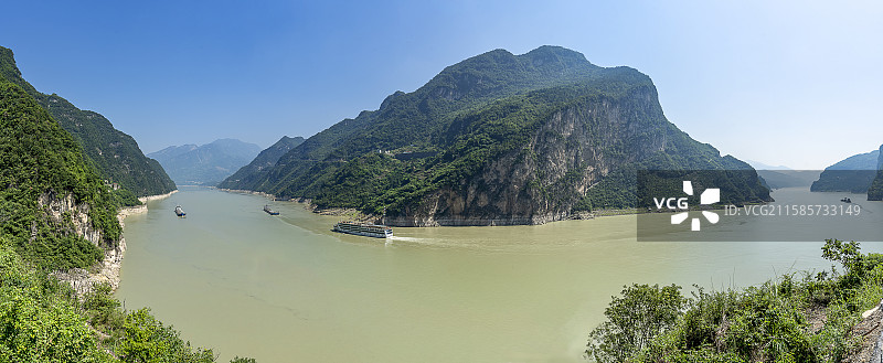 宜昌牛肝马肺峡全景风景：长江峡谷间轮船航行，山水山脉呈现自然景观与航运画面图片素材
