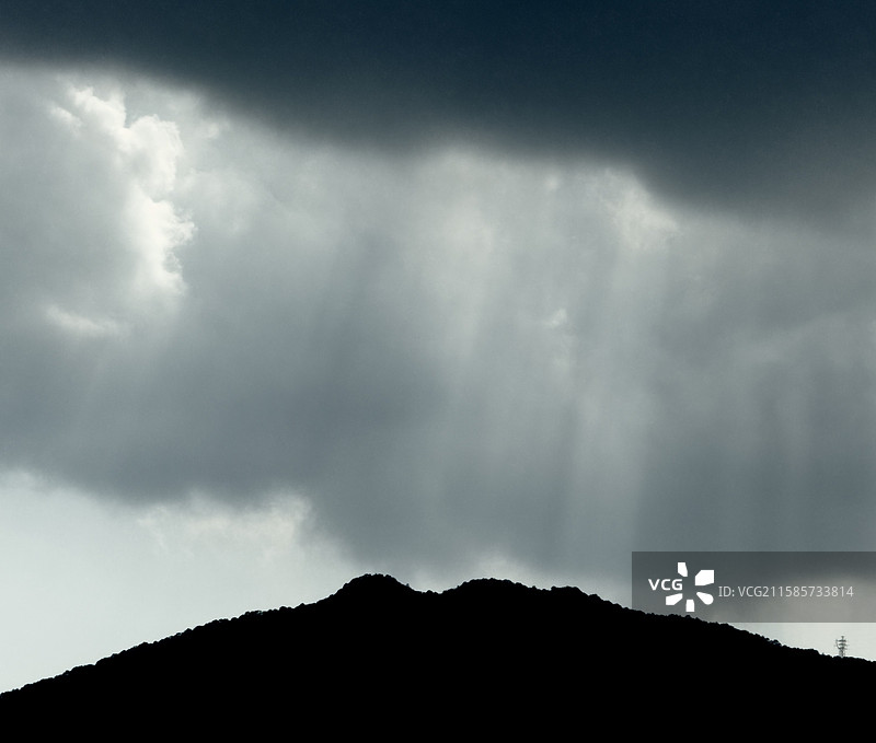 冲破黑的光图片素材