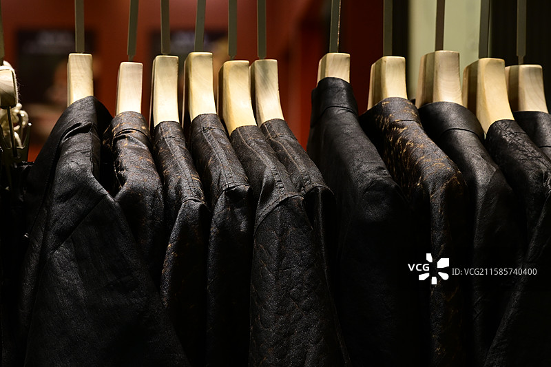 桑蚕丝黑衣挂架陈列 高端定制博览会图片素材