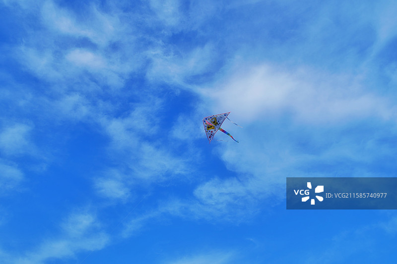 蓝天白云晴空万里风筝。秋天。高清风景天空背景图设计素材图片素材