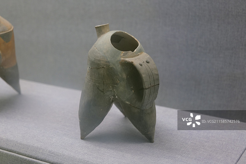 红陶盉(hé) 夏代(公元前21世纪-前1600年) 小潘沟出土洛阳博物馆藏图片素材