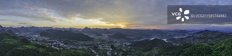 贵州 遵义市 桐梓县 九坝 岩溶地貌 湖 水面 朝霞 日出 避暑圣地 风景 航拍视角图片素材