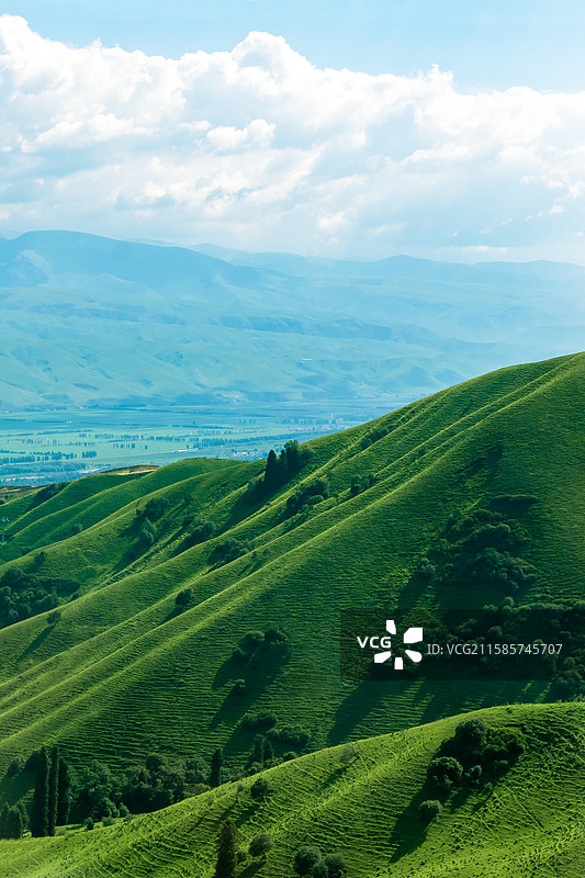 晴朗的六月，新疆那拉提空中草原风光图片素材