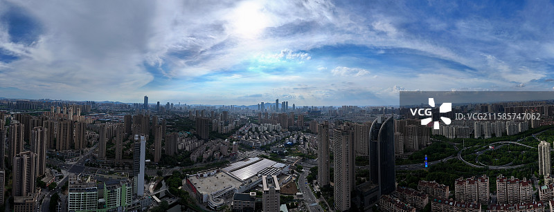 航拍视角下的无锡城市天际线图片素材