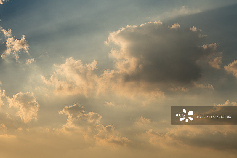 阳光透过云层的低角度视图图片素材