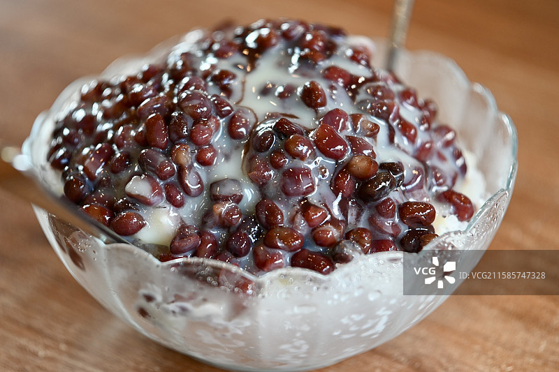 传统的夏天美食红豆炼乳刨冰图片素材