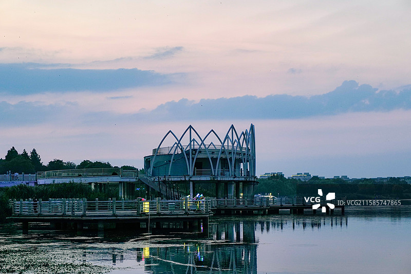 江苏文旅水乡金湖暮色向晚间过渡的荷花广场灯光展示组图图片素材