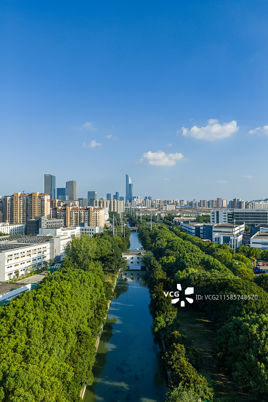 航拍城市绿廊与运河远眺天际图片素材