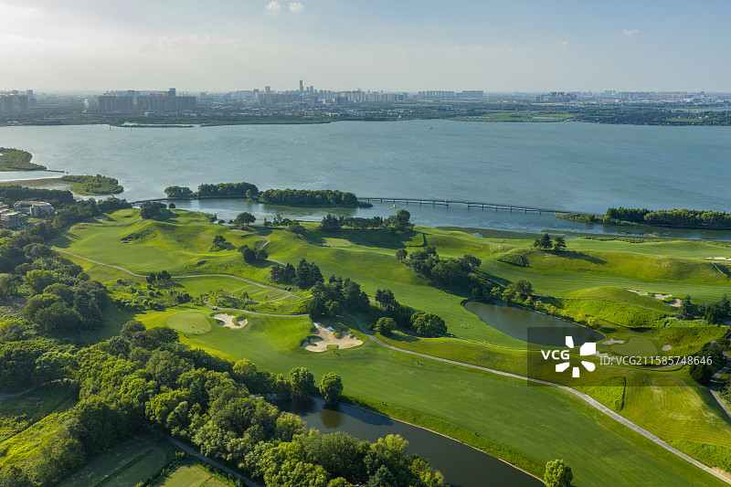 航拍湖岸高尔夫果岭与沙坑临水景观图片素材