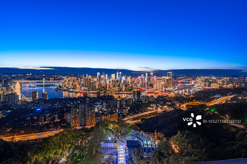 重庆夜景全景，重庆城市风光夜景全景，重庆城市天际线，万家灯火，南山一棵树夜景图片素材