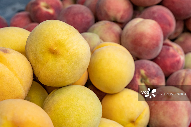 四川省绵阳市户外桃子，生长，成熟，采摘图片素材