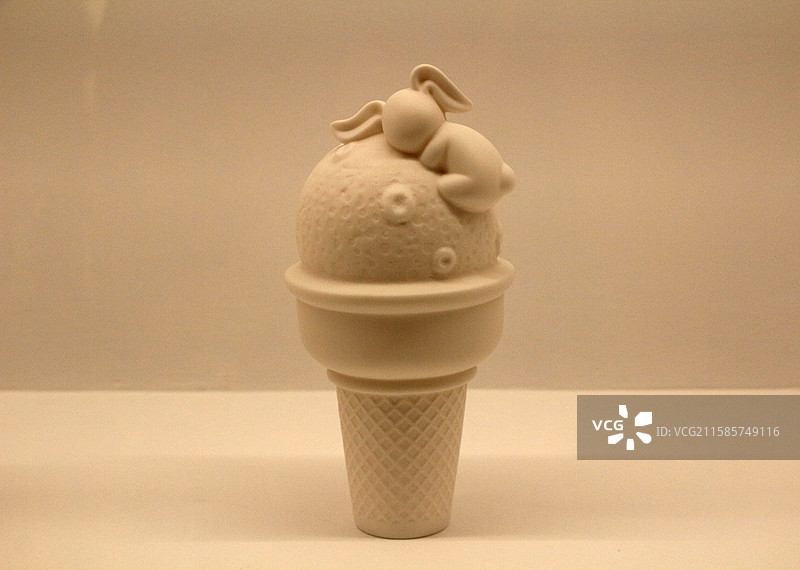 中华艺术宫 —— 《万象本色》‘中国白.德化瓷’上海艺术大展：月球甜筒系列图片素材