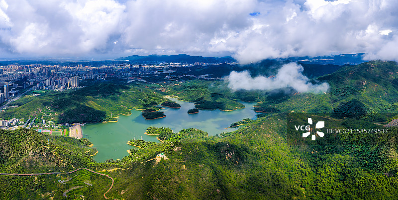 航拍珠海大镜山水库——云霭漫翠岭，镜湖映珠城图片素材