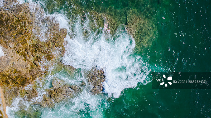 航拍中国香港自然风光：西贡桥咀洲岛，厦门湾（半月湾）图片素材