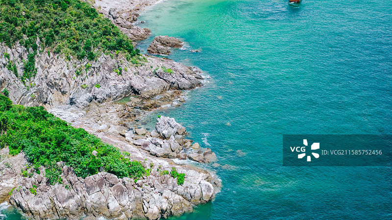 航拍中国香港自然风光：西贡桥咀洲岛，厦门湾（半月湾）图片素材