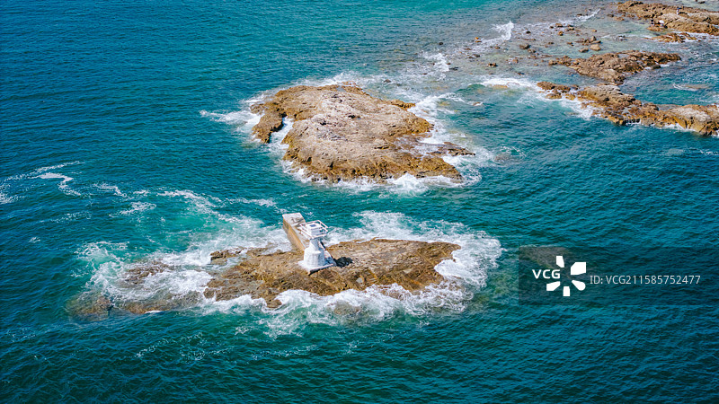 航拍中国香港自然风光：西贡桥咀洲岛，厦门湾（半月湾）图片素材