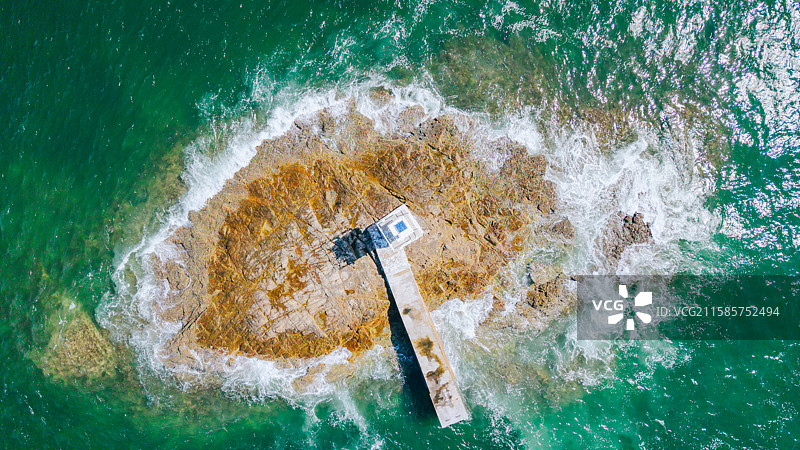 航拍中国香港自然风光：西贡桥咀洲岛，厦门湾（半月湾）图片素材