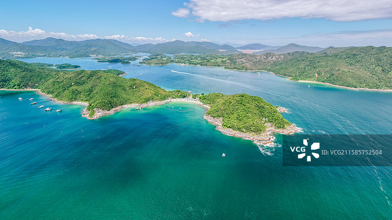 航拍中国香港自然风光：西贡桥咀洲岛，厦门湾（半月湾）图片素材