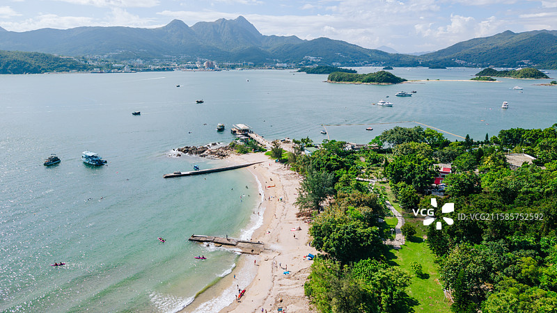 航拍中国香港自然风光：西贡桥咀洲岛，厦门湾（半月湾）图片素材