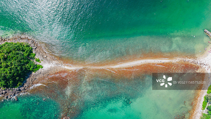 航拍中国香港自然风光：西贡桥咀洲岛，厦门湾（半月湾）图片素材