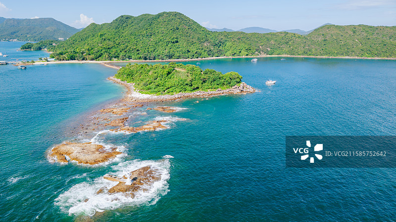 航拍中国香港自然风光：西贡桥咀洲岛，厦门湾（半月湾）图片素材