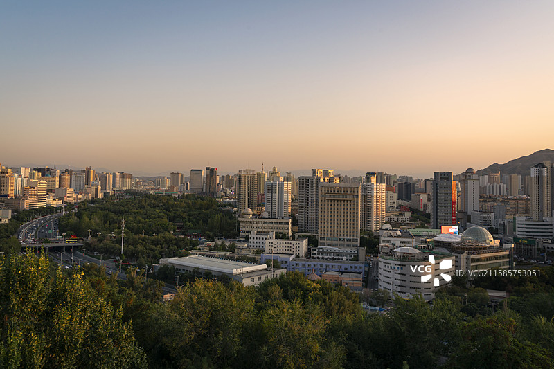 在乌鲁木齐红山远眺楼上俯瞰城市风貌图片素材