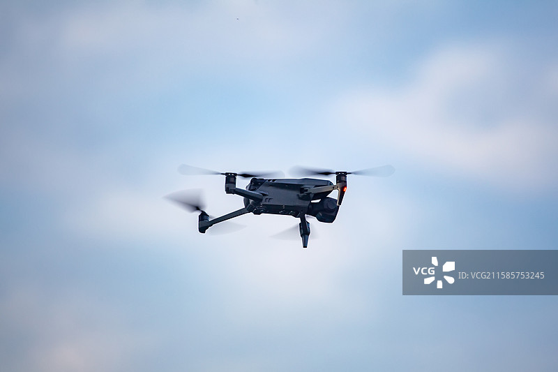 四川省绵阳市户外操控无人机图片素材