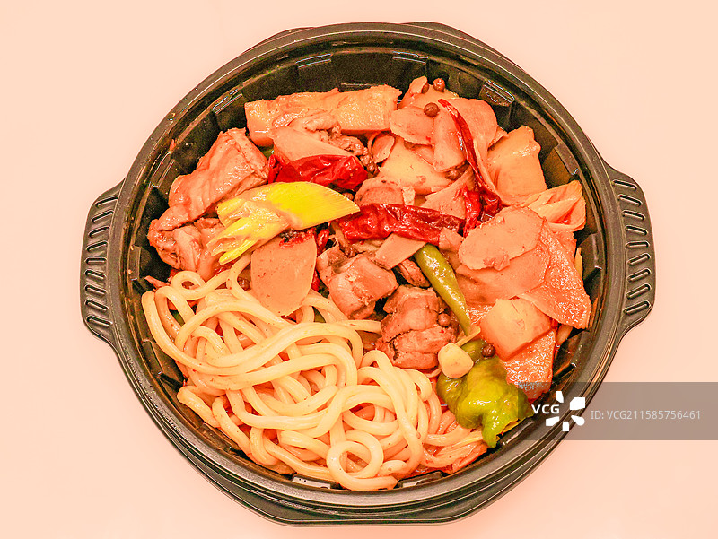 新疆美食大盘鸡拌面图片素材