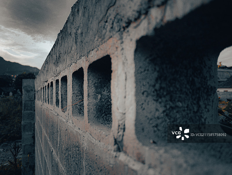 混凝土空心砖墙的孔洞特写图片素材