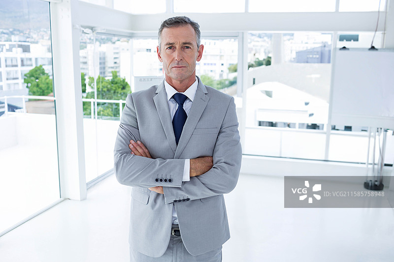 明亮的办公室空间中，立着一个翻转图表架，落地窗外俯瞰城市天际线。图片素材