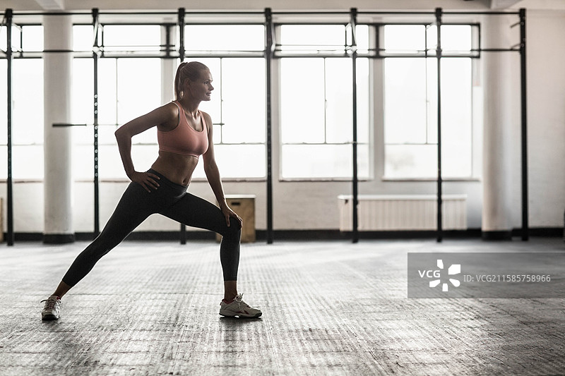 健身工作室展示工业窗户、引体向上杆架和木质爆发力训练箱图片素材