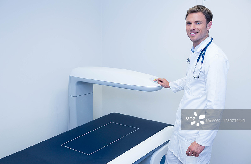 骨密度仪静静地放在黑色扫描台旁边，医疗检查室内留有空白空间。图片素材