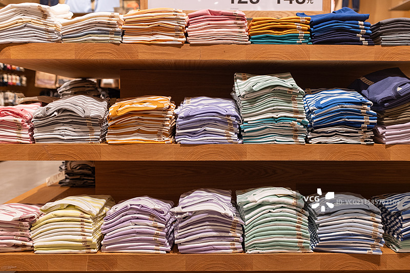 服装店排列整齐的衣服图片素材