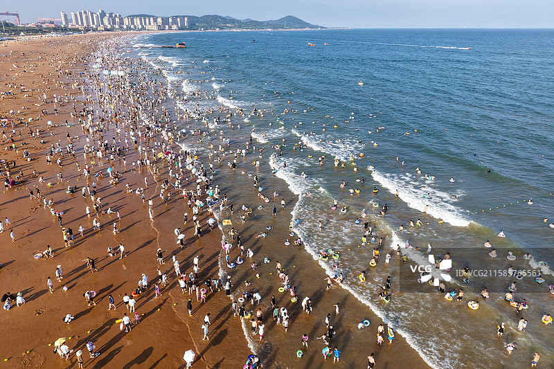 末伏的最后一天青岛金沙滩游人如织图片素材
