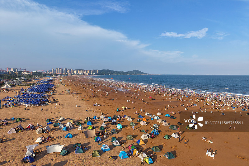 末伏的最后一天青岛金沙滩游人如织图片素材