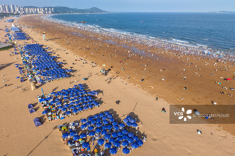 末伏的最后一天青岛金沙滩游人如织图片素材