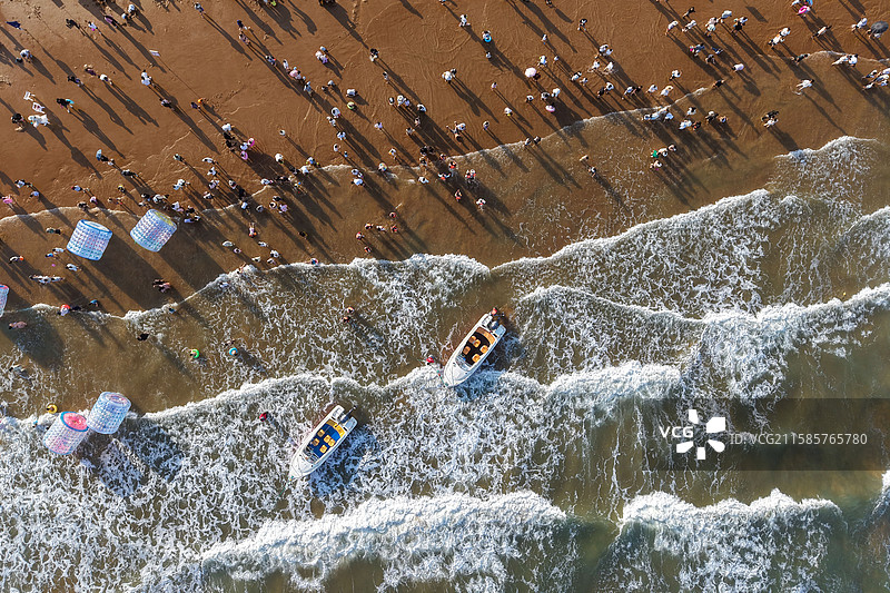末伏的最后一天青岛金沙滩游人如织图片素材