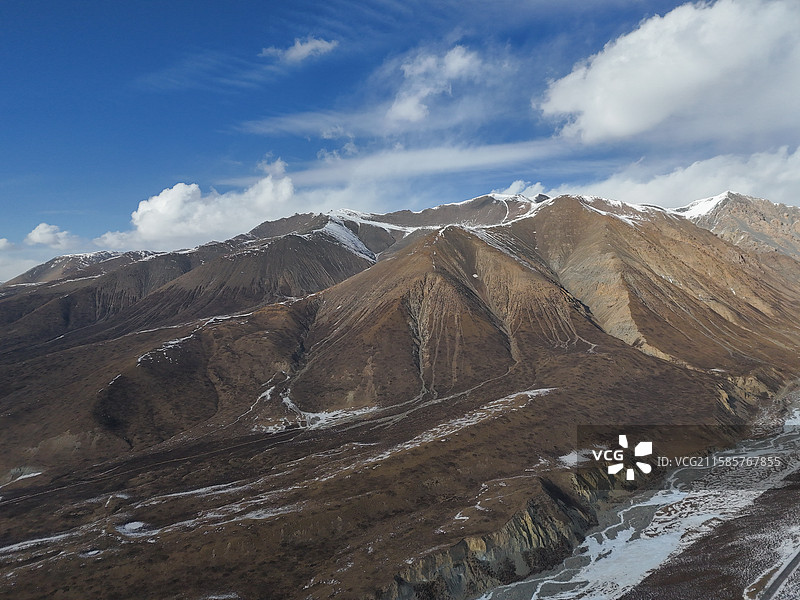 青海省门源县岗什卡雪峰雪山下的壮丽山脉图片素材