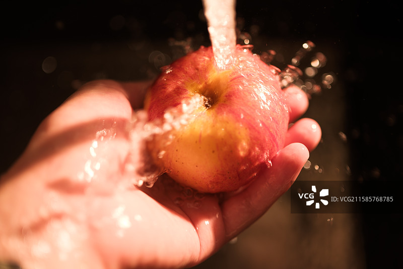 阳光下被水冲洗的苹果图片素材